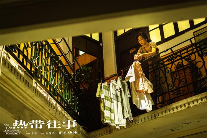 张艾嘉在走廊晾晒衣服.jpg